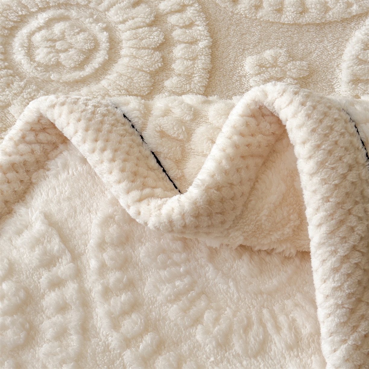 91家纺网 家纺一手货源 找家纺 莱家富 2026新款新款A类塔芙绒雕花双面毛毯毯子-花朵（可提供跨境压缩） 花朵-奶白