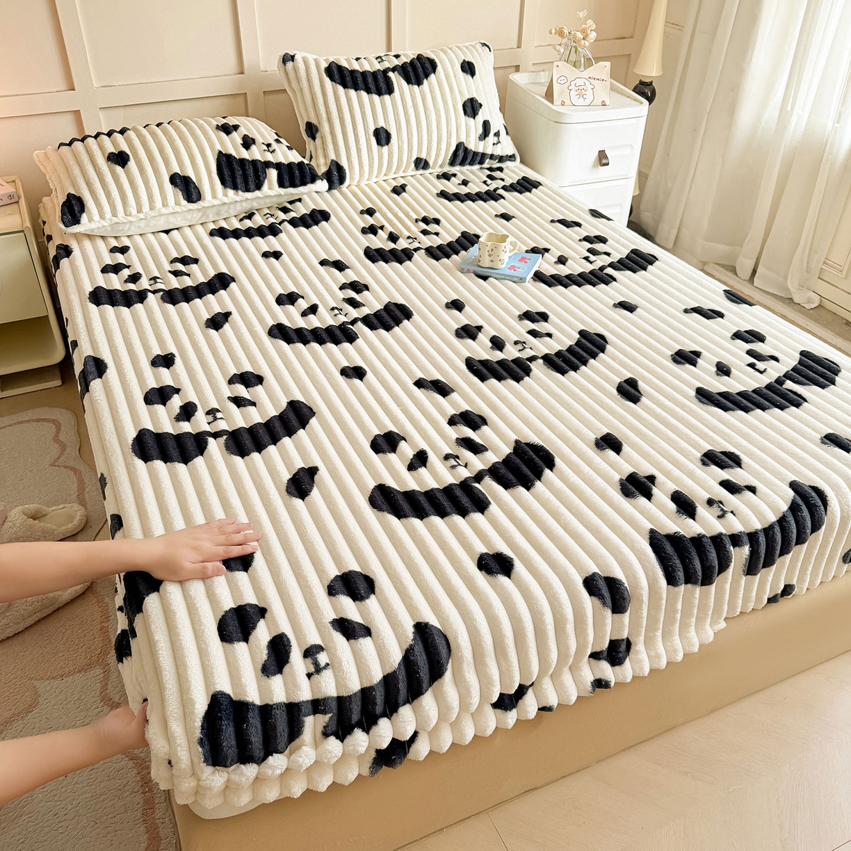 91家纺网 家纺一手货源 找家纺 眠势力 2025新款兔兔绒抽条印花床笠款四件套冬季兔绒加绒保暖四件套 大熊猫