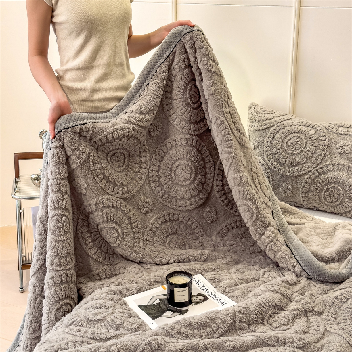 91家纺网 家纺一手货源 找家纺 莱家富 2026新款新款A类塔芙绒雕花双面毛毯毯子-花朵（可提供跨境压缩） 花朵-雾灰
