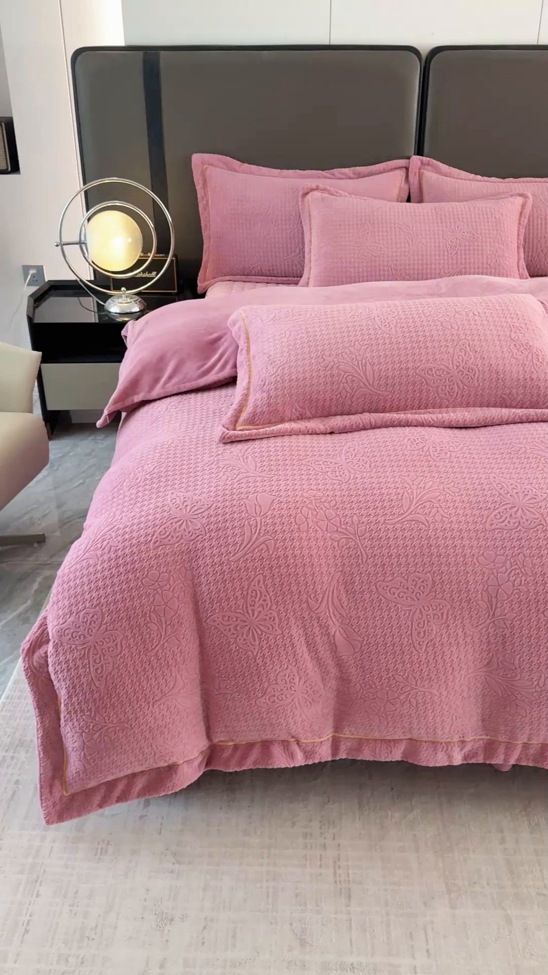 91家纺网 家纺一手货源 找家纺 （总）慧菲 2025新款雕花床盖四件套-千鸟蝶影