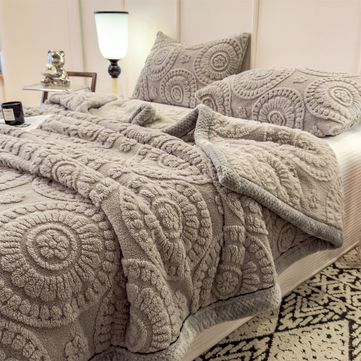 91家纺网 家纺一手货源 找家纺 莱家富 2026新款新款A类塔芙绒雕花双面毛毯毯子-花朵（可提供跨境压缩） 花朵-雾灰