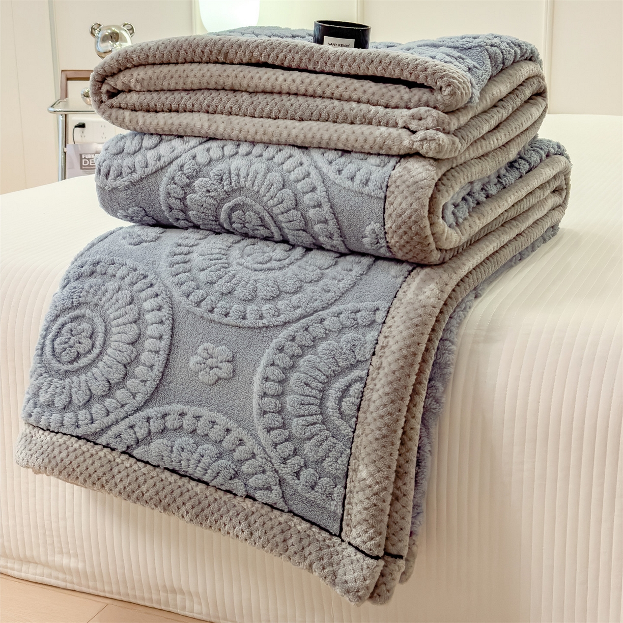 91家纺网 家纺一手货源 找家纺 莱家富 2026新款新款A类塔芙绒雕花双面毛毯毯子-花朵（可提供跨境压缩） 花朵-湖蓝