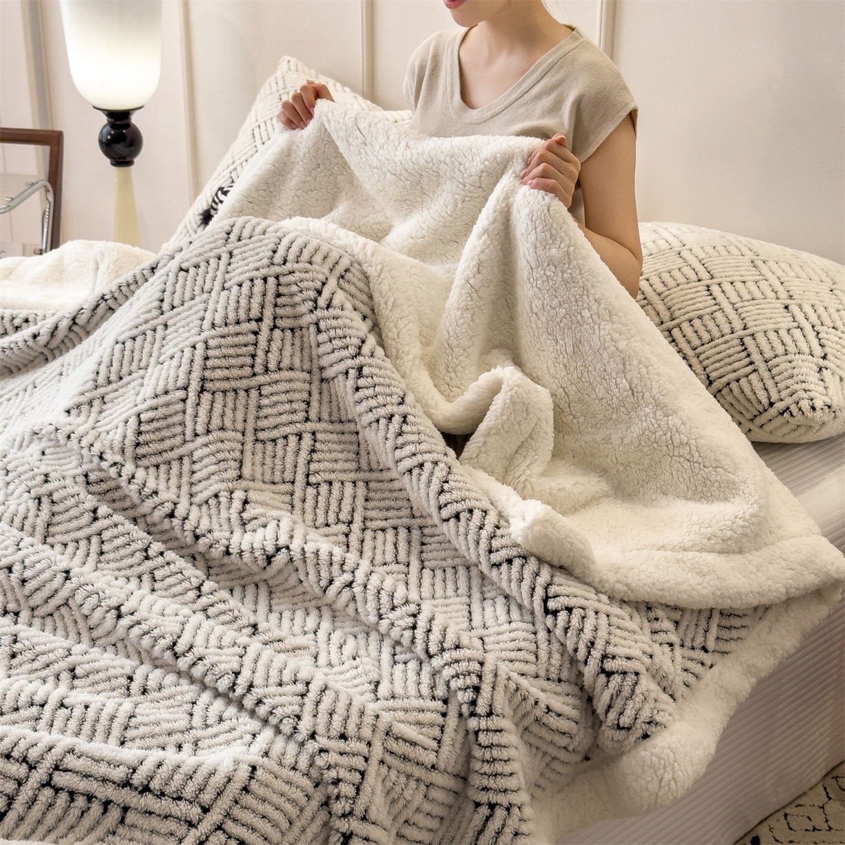 91家纺网 家纺一手货源 找家纺 莱家富 2026新款A类双层舒棉雕花绒羊羔绒暖绒毛毯毯子-梦境（可供跨境外贸抽空压缩爆款首选） 梦境-幻白