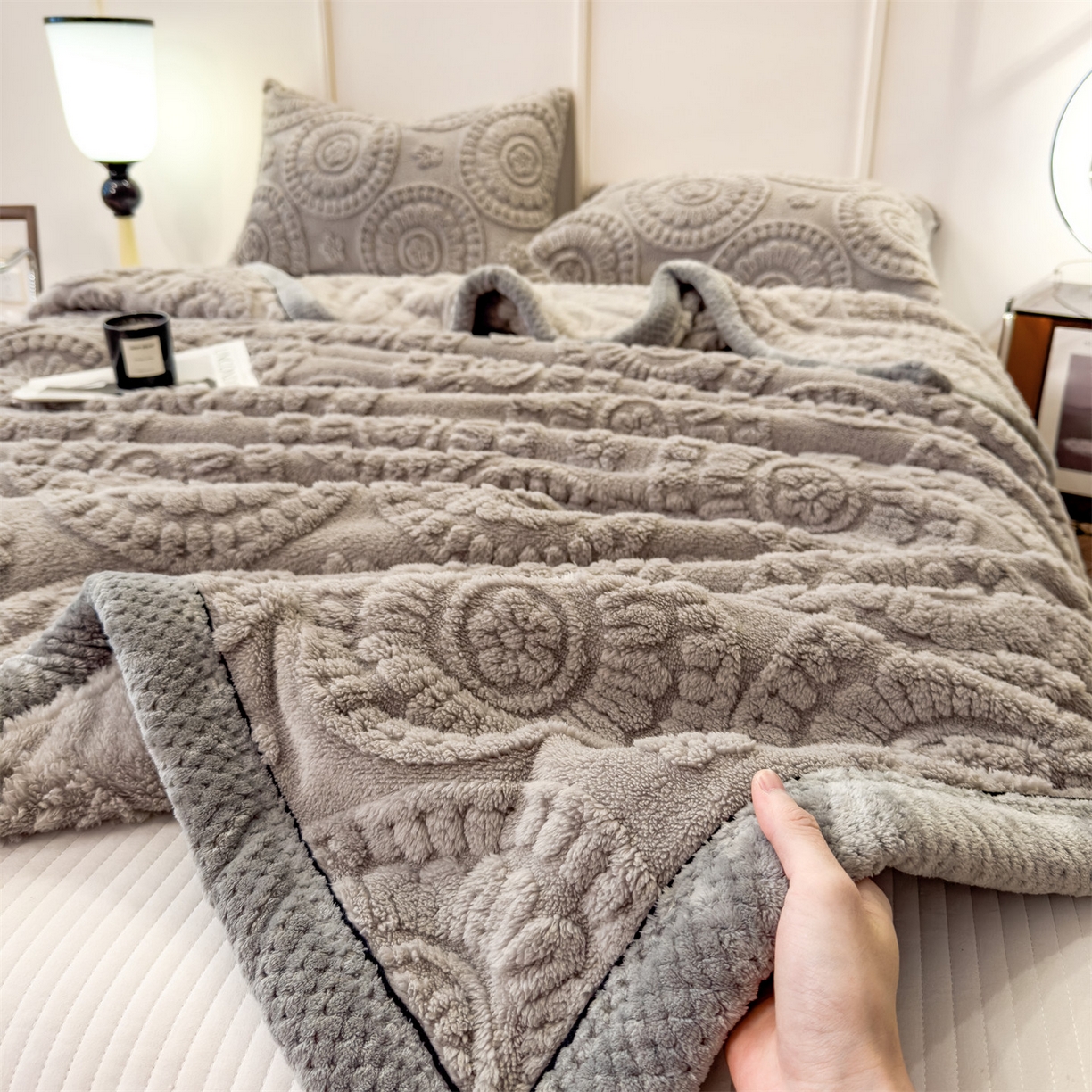 91家纺网 家纺一手货源 找家纺 莱家富 2026新款新款A类塔芙绒雕花双面毛毯毯子-花朵（可提供跨境压缩） 花朵-雾灰