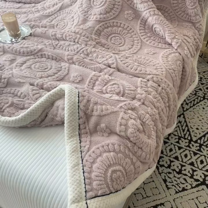 91家纺网 家纺一手货源 找家纺 （总）莱家富 2025新款新款A类塔芙绒雕花双面毛毯毯子-花朵