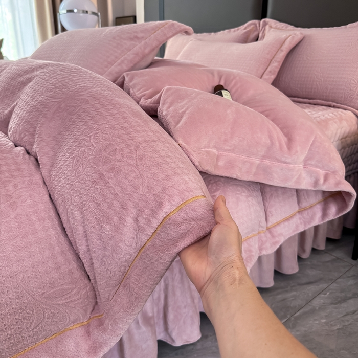 91家纺网 家纺一手货源 找家纺 慧菲 2025新款雕花床盖四件套-千鸟蝶影 千鸟蝶影-粉