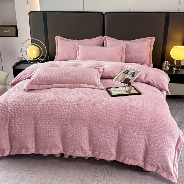 91家纺网 家纺一手货源 找家纺 慧菲 2025新款雕花床盖四件套-千鸟蝶影 千鸟蝶影-粉