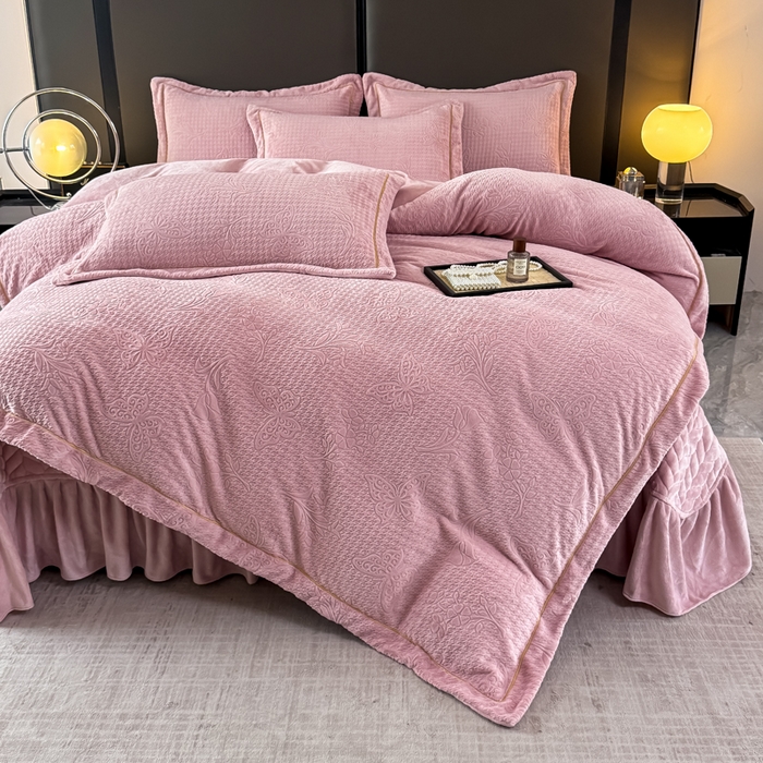 91家纺网 家纺一手货源 找家纺 慧菲 2025新款雕花床盖四件套-千鸟蝶影 千鸟蝶影-粉