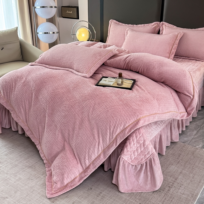 91家纺网 家纺一手货源 找家纺 慧菲 2025新款雕花床盖四件套-千鸟蝶影 千鸟蝶影-粉