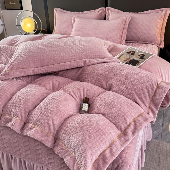 91家纺网 家纺一手货源 找家纺 慧菲 2025新款雕花床盖四件套-千鸟蝶影 千鸟蝶影-粉