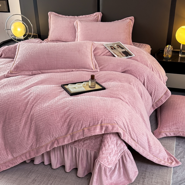 91家纺网 家纺一手货源 找家纺 慧菲 2025新款雕花床盖四件套-千鸟蝶影 千鸟蝶影-粉