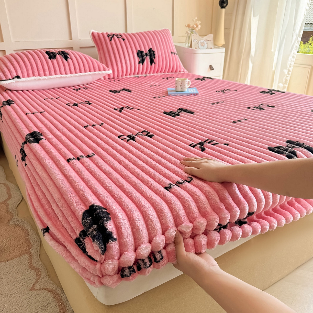 91家纺网 家纺一手货源 找家纺 眠势力 2025新款兔兔绒抽条印花床笠款四件套冬季兔绒加绒保暖四件套 粉色记忆