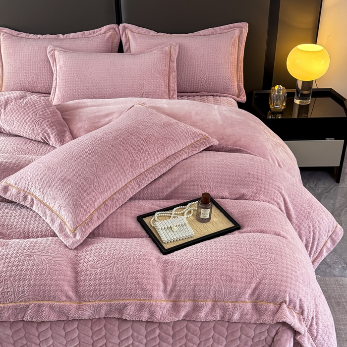 91家纺网 家纺一手货源 找家纺 慧菲 2025新款雕花床盖四件套-千鸟蝶影 千鸟蝶影-粉