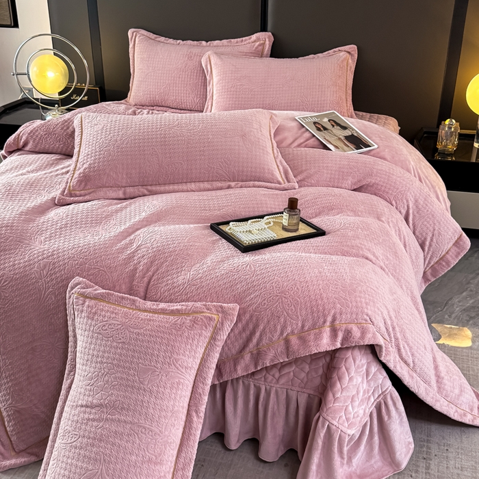 91家纺网 家纺一手货源 找家纺 慧菲 2025新款雕花床盖四件套-千鸟蝶影 千鸟蝶影-粉