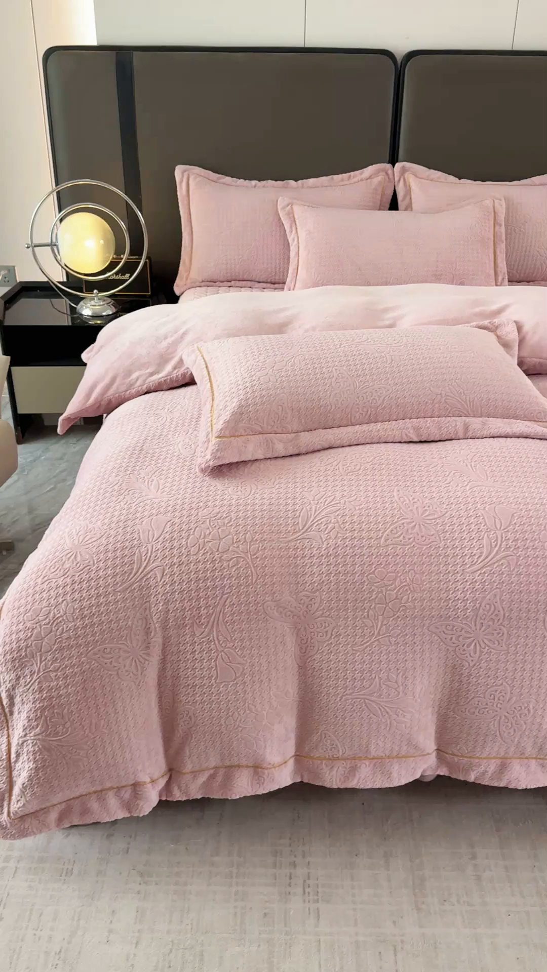 91家纺网 家纺一手货源 找家纺 慧菲 2025新款雕花床盖四件套-千鸟蝶影 千鸟蝶影-粉