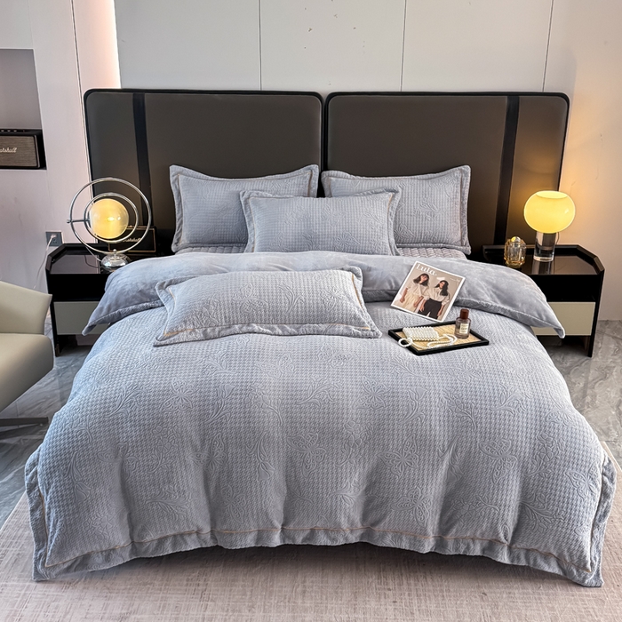 91家纺网 家纺一手货源 找家纺 慧菲 2025新款雕花床盖四件套-千鸟蝶影 千鸟蝶影-灰