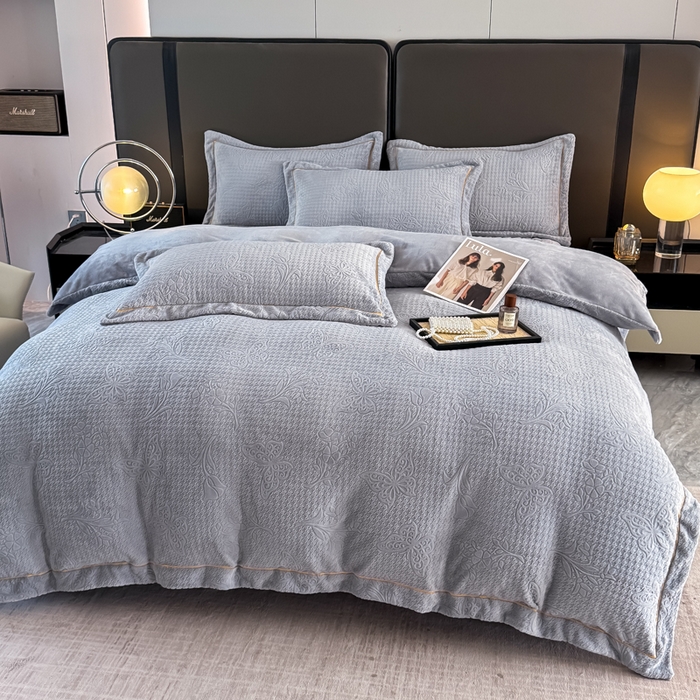 91家纺网 家纺一手货源 找家纺 慧菲 2025新款雕花床盖四件套-千鸟蝶影 千鸟蝶影-灰