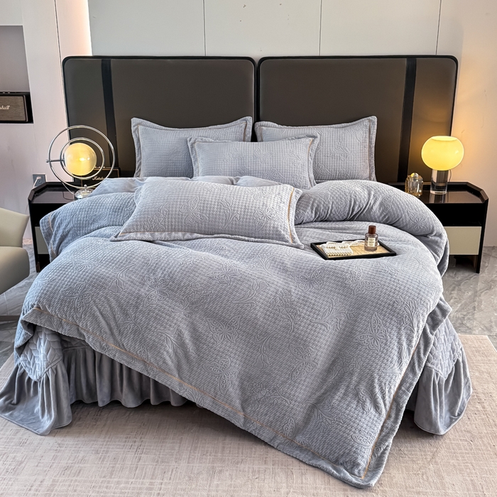 91家纺网 家纺一手货源 找家纺 慧菲 2025新款雕花床盖四件套-千鸟蝶影 千鸟蝶影-灰