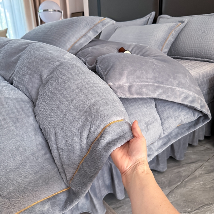 91家纺网 家纺一手货源 找家纺 慧菲 2025新款雕花床盖四件套-千鸟蝶影 千鸟蝶影-灰