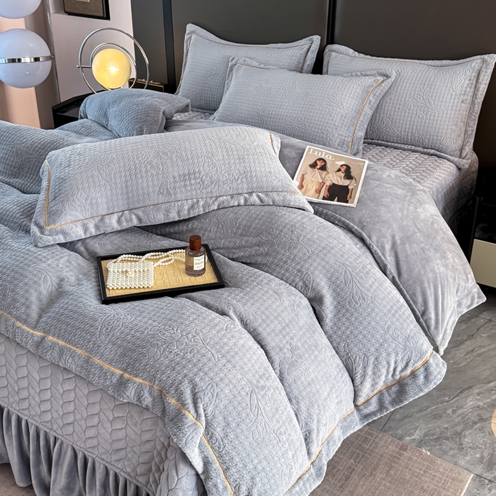 91家纺网 家纺一手货源 找家纺 慧菲 2025新款雕花床盖四件套-千鸟蝶影 千鸟蝶影-灰