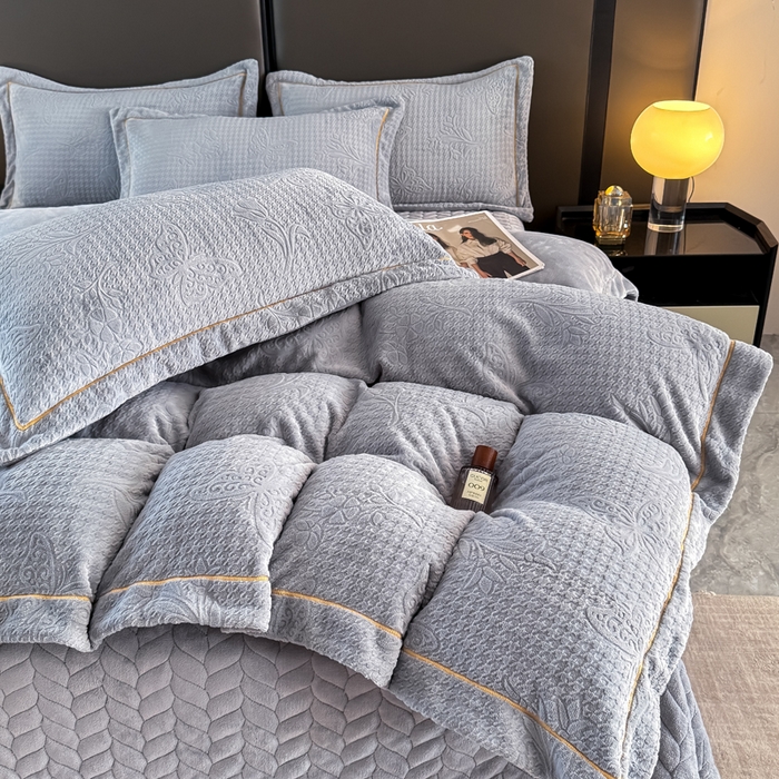 91家纺网 家纺一手货源 找家纺 慧菲 2025新款雕花床盖四件套-千鸟蝶影 千鸟蝶影-灰