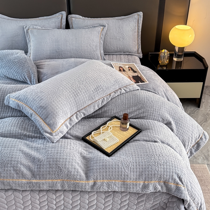 91家纺网 家纺一手货源 找家纺 慧菲 2025新款雕花床盖四件套-千鸟蝶影 千鸟蝶影-灰