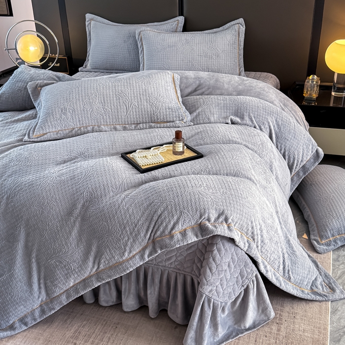 91家纺网 家纺一手货源 找家纺 慧菲 2025新款雕花床盖四件套-千鸟蝶影 千鸟蝶影-灰