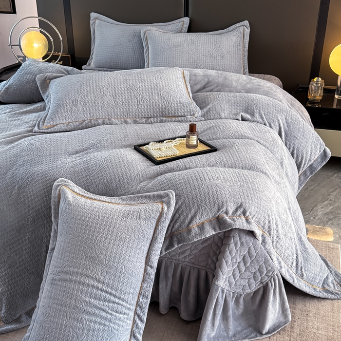 91家纺网 家纺一手货源 找家纺 慧菲 2025新款雕花床盖四件套-千鸟蝶影 千鸟蝶影-灰