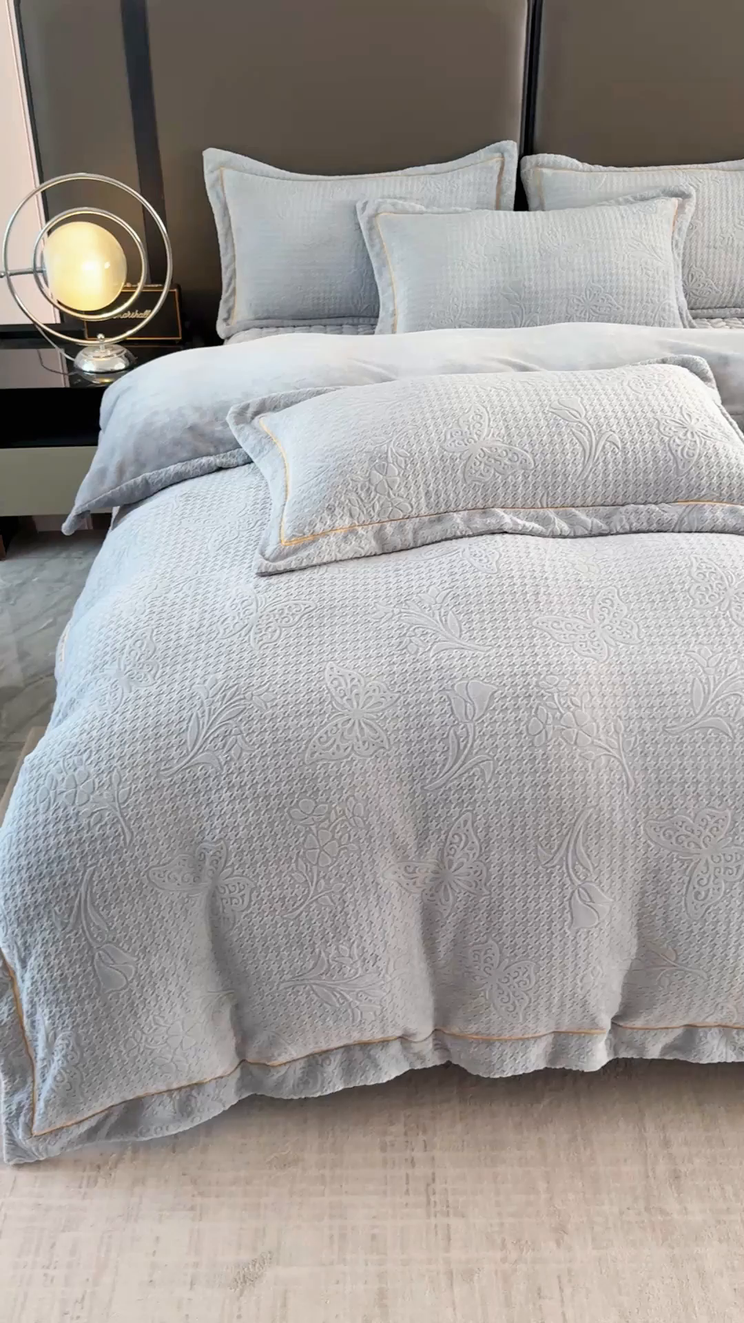 91家纺网 家纺一手货源 找家纺 慧菲 2025新款雕花床盖四件套-千鸟蝶影 千鸟蝶影-灰