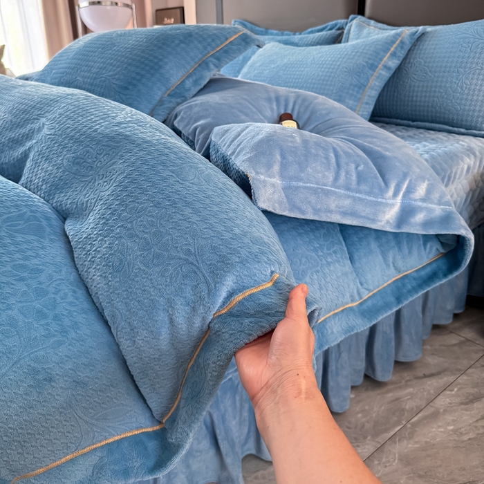 91家纺网 家纺一手货源 找家纺 慧菲 2025新款雕花床盖四件套-千鸟蝶影 千鸟蝶影-蓝