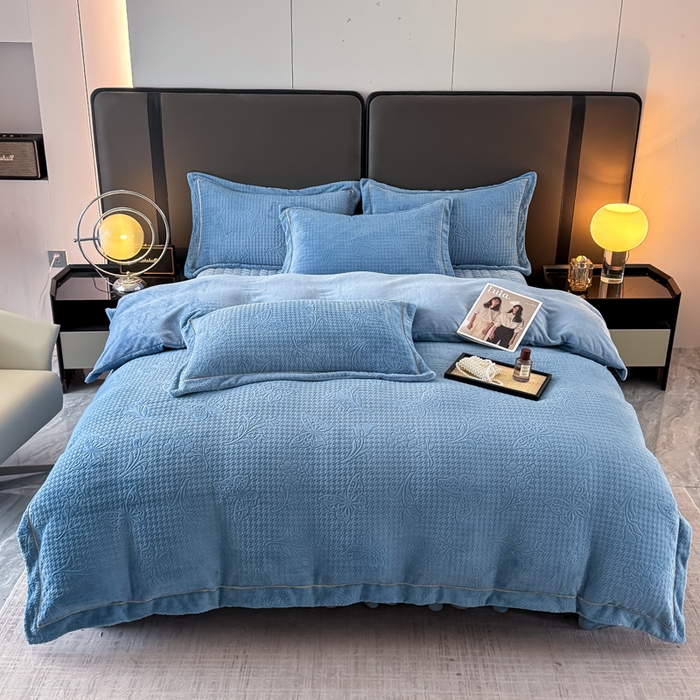 91家纺网 家纺一手货源 找家纺 慧菲 2025新款雕花床盖四件套-千鸟蝶影 千鸟蝶影-蓝