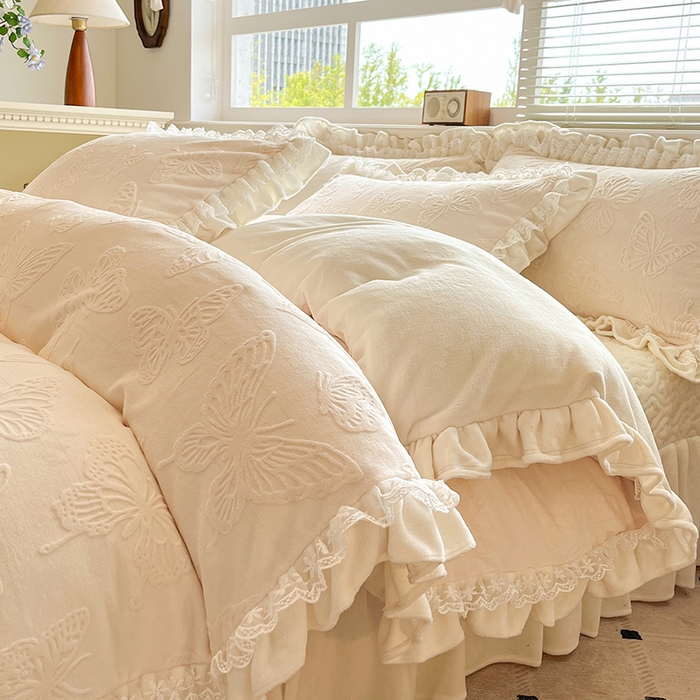 91家纺网 家纺一手货源 找家纺 金阳光家纺 2025新款雕花牛奶绒蕾丝花边款床单床盖四件套 艾薇尔-米白