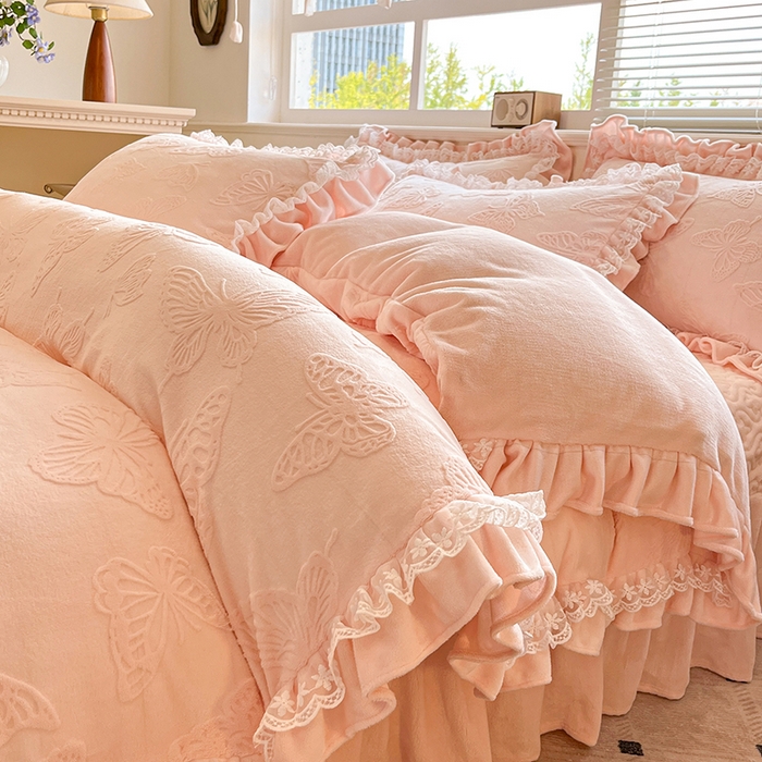 91家纺网 家纺一手货源 找家纺 金阳光家纺 2025新款雕花牛奶绒蕾丝花边款床单床盖四件套 艾薇尔-粉