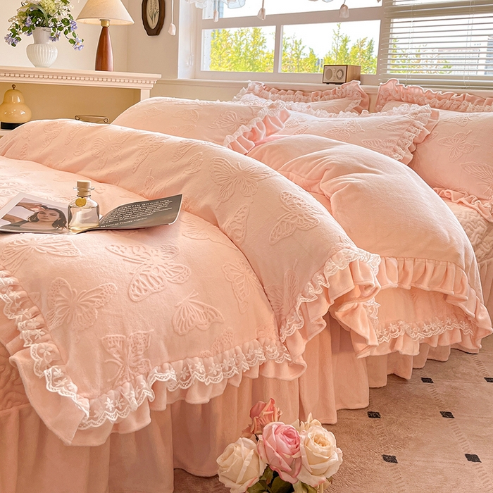 91家纺网 家纺一手货源 找家纺 金阳光家纺 2025新款雕花牛奶绒蕾丝花边款床单床盖四件套 艾薇尔-粉