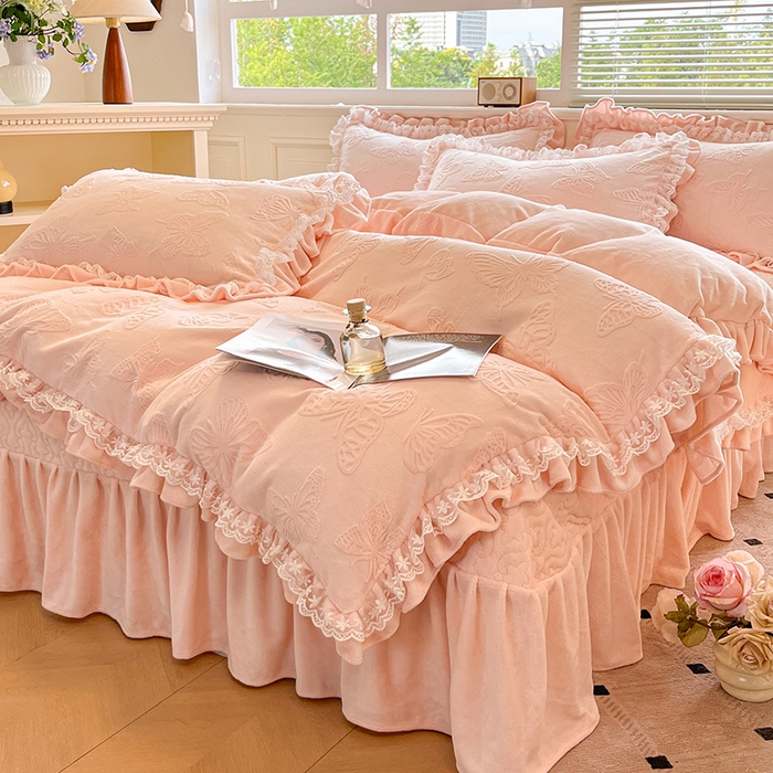 91家纺网 家纺一手货源 找家纺 金阳光家纺 2025新款雕花牛奶绒蕾丝花边款床单床盖四件套 艾薇尔-粉