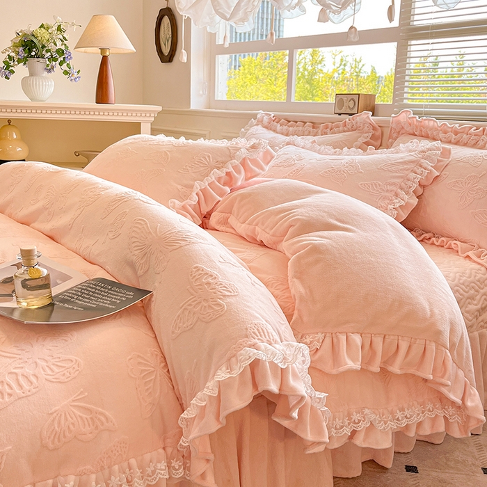 91家纺网 家纺一手货源 找家纺 金阳光家纺 2025新款雕花牛奶绒蕾丝花边款床单床盖四件套 艾薇尔-粉