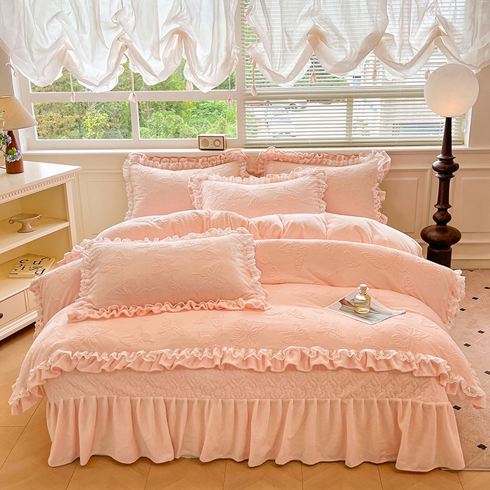 91家纺网 家纺一手货源 找家纺 金阳光家纺 2025新款雕花牛奶绒蕾丝花边款床单床盖四件套 艾薇尔-粉
