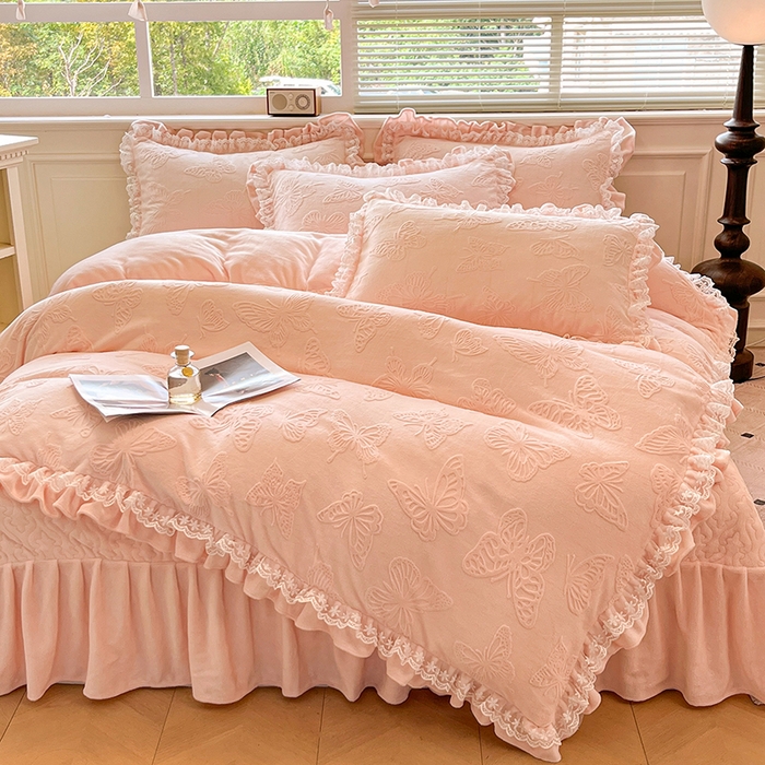 91家纺网 家纺一手货源 找家纺 金阳光家纺 2025新款雕花牛奶绒蕾丝花边款床单床盖四件套 艾薇尔-粉