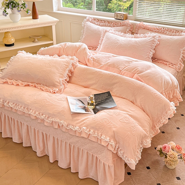 91家纺网 家纺一手货源 找家纺 金阳光家纺 2025新款雕花牛奶绒蕾丝花边款床单床盖四件套 艾薇尔-粉