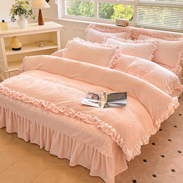 91家纺网 家纺一手货源 找家纺 金阳光家纺 2025新款雕花牛奶绒蕾丝花边款床单床盖四件套 艾薇尔-粉