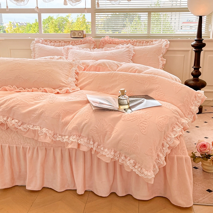 91家纺网 家纺一手货源 找家纺 金阳光家纺 2025新款雕花牛奶绒蕾丝花边款床单床盖四件套 艾薇尔-粉