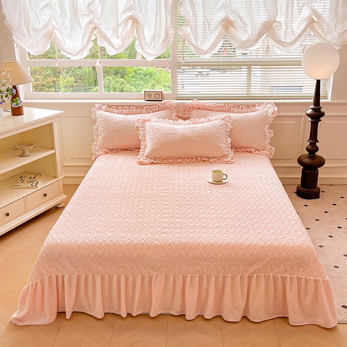 91家纺网 家纺一手货源 找家纺 金阳光家纺 2025新款雕花牛奶绒蕾丝花边款床单床盖四件套 艾薇尔-粉