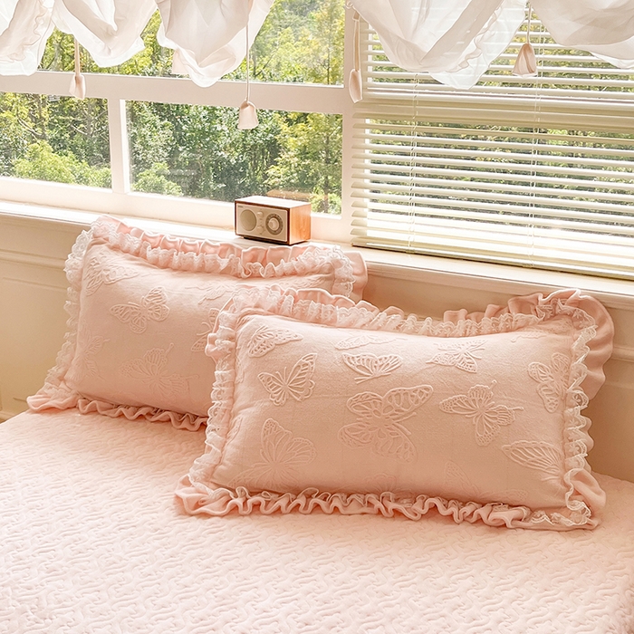 91家纺网 家纺一手货源 找家纺 金阳光家纺 2025新款雕花牛奶绒蕾丝花边款床单床盖四件套 艾薇尔-粉