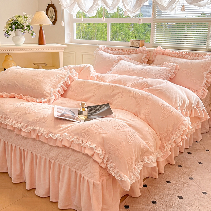 91家纺网 家纺一手货源 找家纺 金阳光家纺 2025新款雕花牛奶绒蕾丝花边款床单床盖四件套 艾薇尔-粉