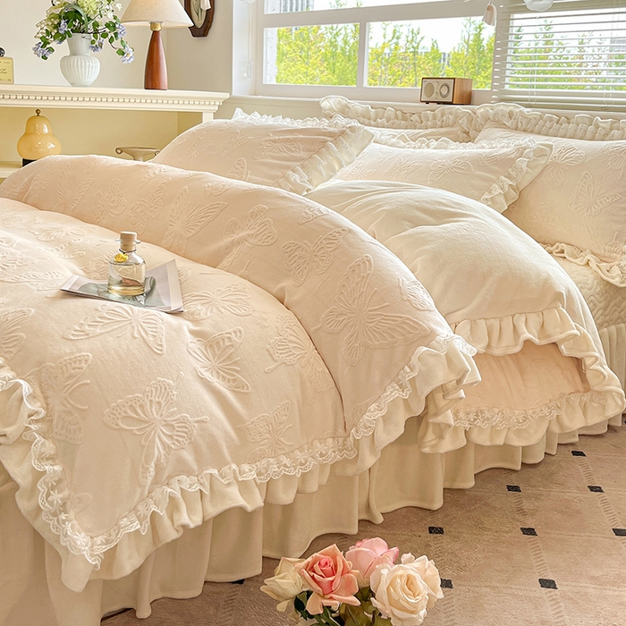 91家纺网 家纺一手货源 找家纺 金阳光家纺 2025新款雕花牛奶绒蕾丝花边款床单床盖四件套 艾薇尔-米白