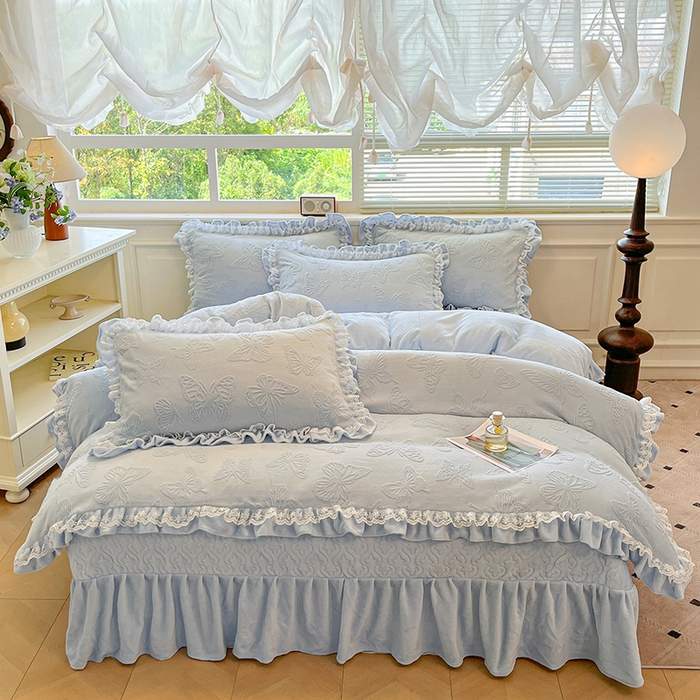 91家纺网 家纺一手货源 找家纺 金阳光家纺 2025新款雕花牛奶绒蕾丝花边款床单床盖四件套 艾薇尔-蓝