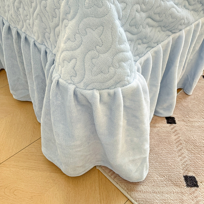 91家纺网 家纺一手货源 找家纺 金阳光家纺 2025新款雕花牛奶绒蕾丝花边款床单床盖四件套 艾薇尔-蓝