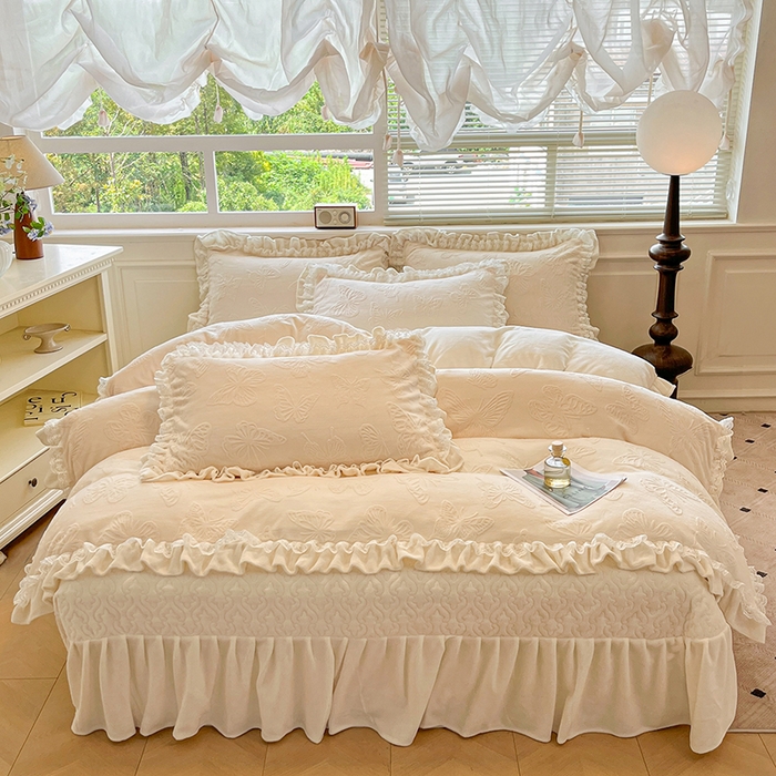 91家纺网 家纺一手货源 找家纺 金阳光家纺 2025新款雕花牛奶绒蕾丝花边款床单床盖四件套 艾薇尔-米白