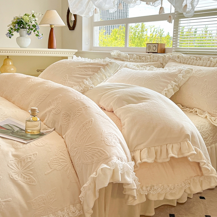 91家纺网 家纺一手货源 找家纺 金阳光家纺 2025新款雕花牛奶绒蕾丝花边款床单床盖四件套 艾薇尔-米白