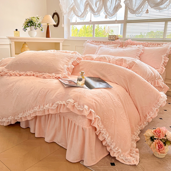 91家纺网 家纺一手货源 找家纺 金阳光家纺 2025新款雕花牛奶绒蕾丝花边款床单床盖四件套 艾薇尔-粉